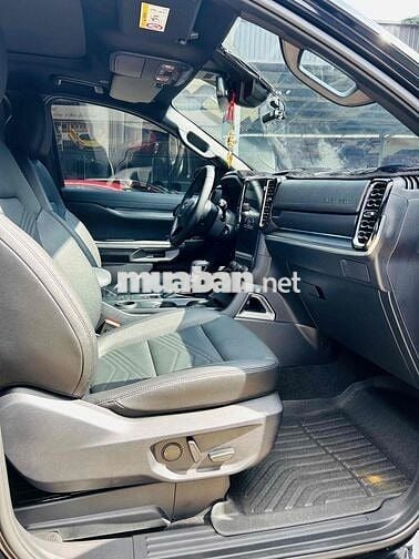 Ford Everest 2025 Titanium 2.0L 4x2 AT - 900 km