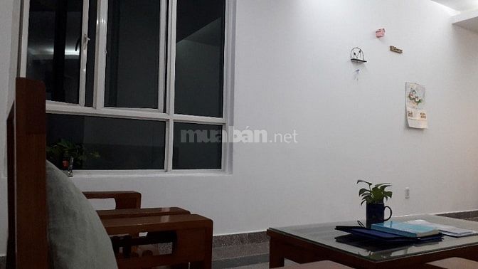 Căn hộ 2PN đầy đủ nội thất, thiết kế gỗ đơn giản ấm áp, bồn tắm