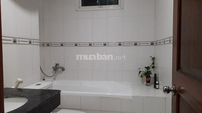 Căn hộ 2PN đầy đủ nội thất, thiết kế gỗ đơn giản ấm áp, bồn tắm