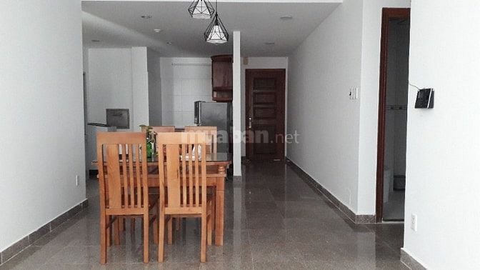 Căn hộ 2PN đầy đủ nội thất, thiết kế gỗ đơn giản ấm áp, bồn tắm
