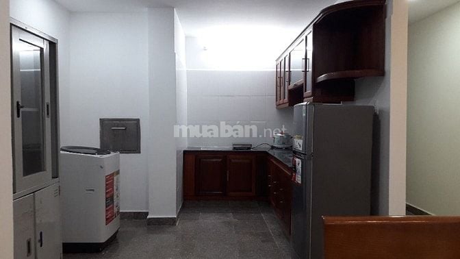 Căn hộ 2PN đầy đủ nội thất, thiết kế gỗ đơn giản ấm áp, bồn tắm