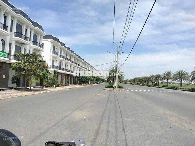 Bán nhà mặt tiền đường ĐT 823 1 trệt, 2 lầu diện tích 90m2 Giá 2 tỷ 6