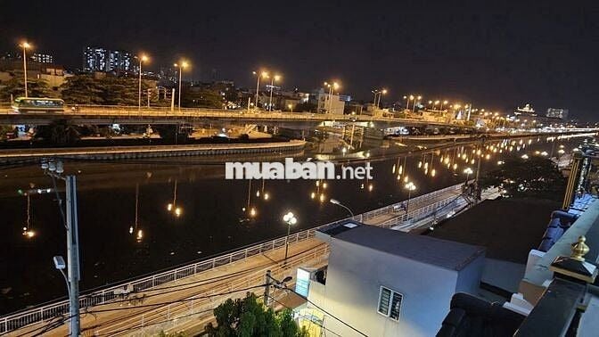Nhà mặt tiền view sông, thoáng mát, 2 tầng, 1 sân thượng,5 WC, 4PN