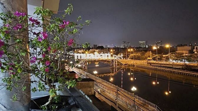 Nhà mặt tiền view sông, thoáng mát, 2 tầng, 1 sân thượng,5 WC, 4PN