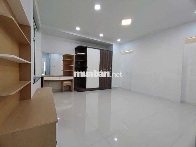 Cho thuê nhà gấp MT 639B Bà Hạt, Phường 6, Quận 10 thông ra 3.2