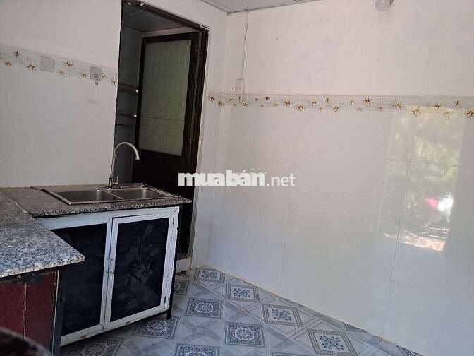 Nhà cấp 4, 1 trệt, 1 lầu ( gác đúc giả lầu) gồm 2 phòng ngủ,2 tolet ..