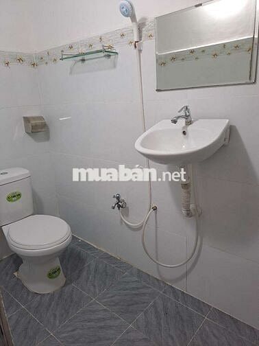 Nhà cấp 4, 1 trệt, 1 lầu ( gác đúc giả lầu) gồm 2 phòng ngủ,2 tolet ..