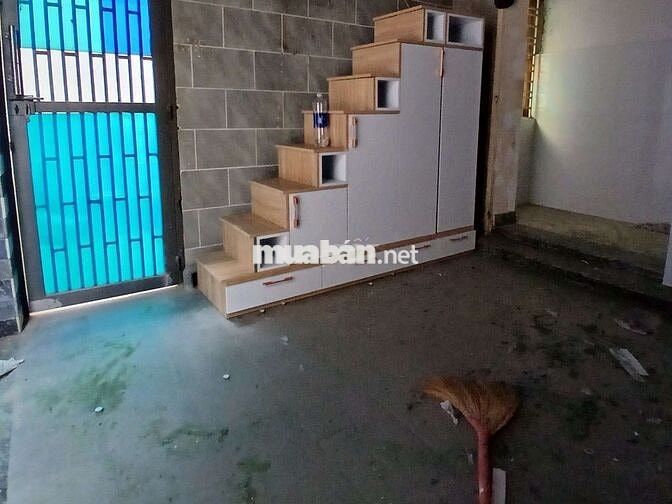 Kiosk mặt tiền hẻm, riêng biệt, có gác, máy lạnh, nhà xe riêng.