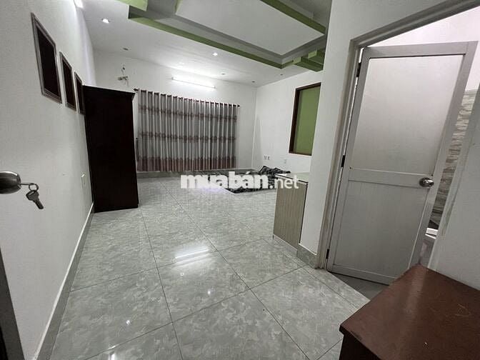 PHÒNG NỘI THẤT CƠ BẢN  RỘNG 35M2 - CỬA SỔ TRỜI GẦN CVPM 1KM