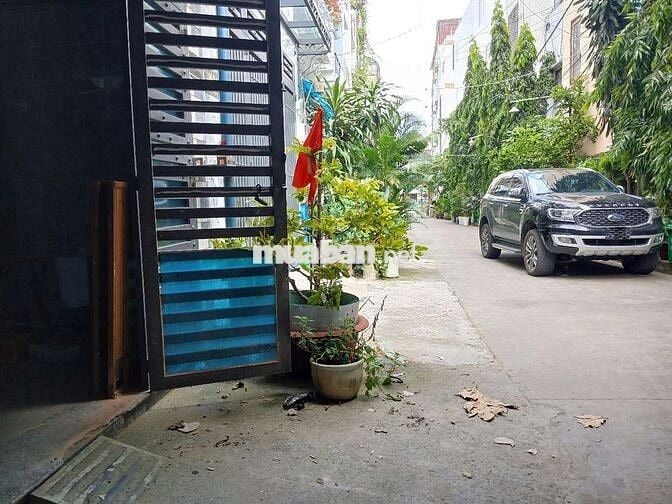 Kiosk mặt tiền hẻm, riêng biệt, có gác, máy lạnh, nhà xe riêng.