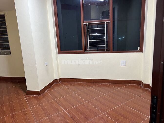 Phòng cho thuê, khoảng 25m2, 1 phòng ngủ ở số 2 nguyễn lam, long biên