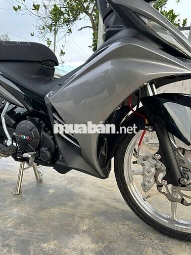 Xe côn tay Exciter 135cc màu xám vàng