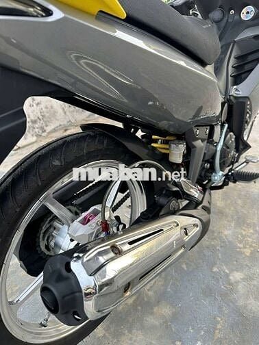 Xe côn tay Exciter 135cc màu xám vàng