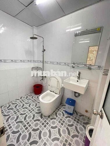 Nhà lầu 2 phòng  2 máy lạnh hẻm CMT8 gần Vincom