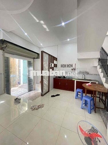 Nhà lầu 2 phòng  2 máy lạnh hẻm CMT8 gần Vincom