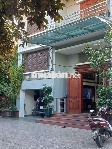 CHO THUÊ BIỆT THỰ SÂN VƯỜN 2.5 TẦNG, ĐẤT 700M2, 37.5M MẶT TIỀN ĐƯỜNG