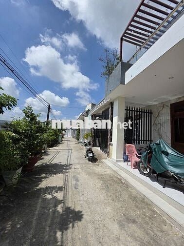 Nhà 94.6m2, 1 trệt 1 lầu, hẻm ô tô, 2 phòng ngủ, cách quốc lộ 30m