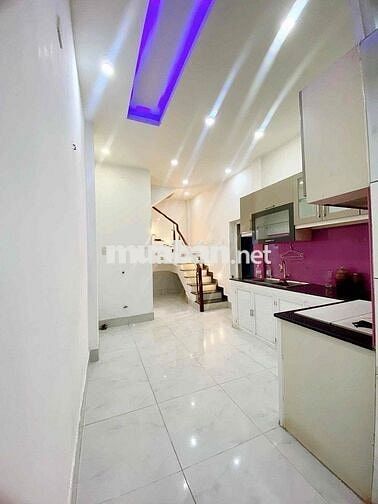 nhà mới đẹp- Q3 - DT : 3,5m x 15m - hẻm xe hơi  - 18 triệu TL