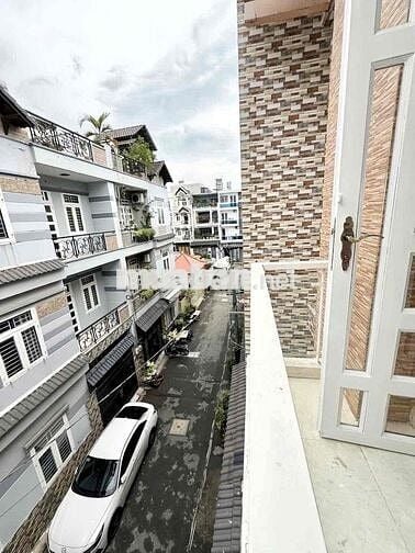 Nhà giáp Lê Văn Quới - DT:4x13 - đúc 3 tầng BTCT- hẻm xe hơi - Chỉ 5.x