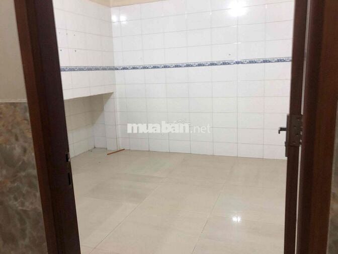Nguyên Tầng trệt, 2 phòng ngủ, bếp và phòng ăn riêng, nhà 2 lầu.