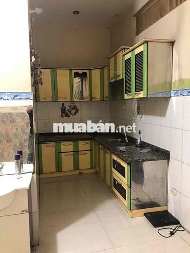 Nguyên Tầng trệt, 2 phòng ngủ, bếp và phòng ăn riêng, nhà 2 lầu.