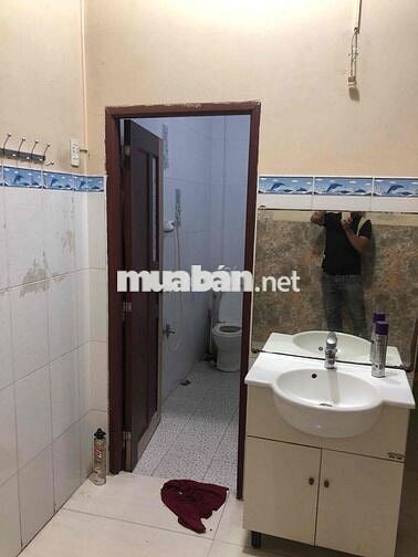 Nguyên Tầng trệt, 2 phòng ngủ, bếp và phòng ăn riêng, nhà 2 lầu.