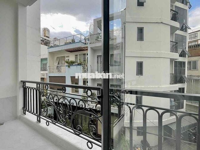 Căn Hộ Full Nội Thất Ban Công Gần Đại Học UEF Giáp Q1