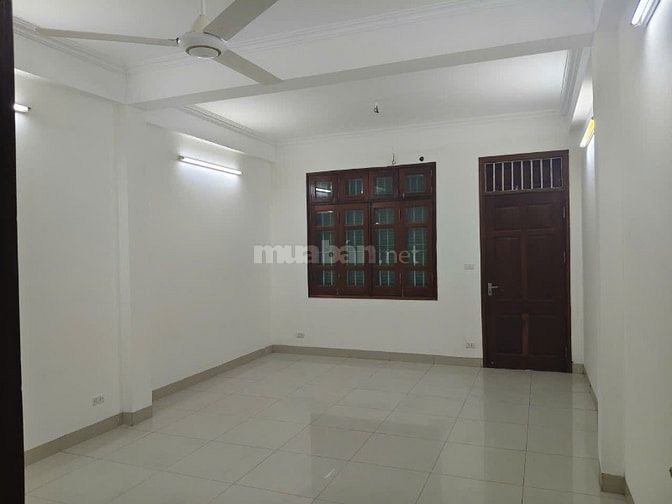 Cho thuê nhà riêng, 4 tầng, giao thông đi lại thuận tiên