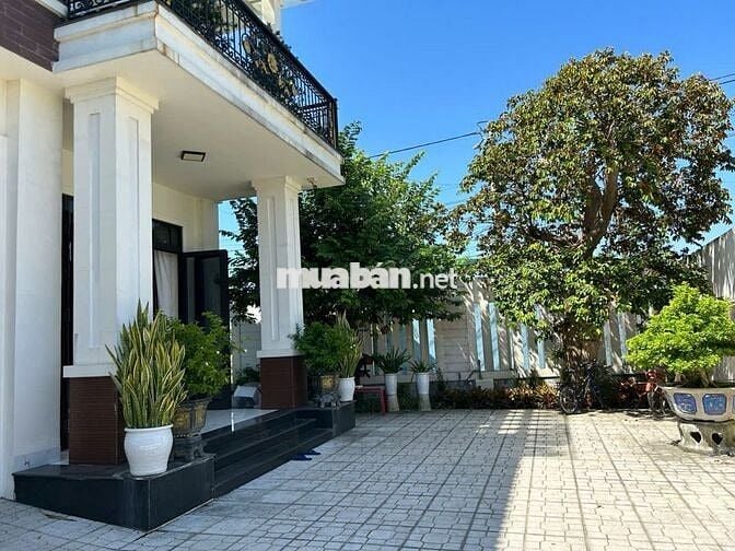Biệt thự vườn 265 m2, 2 mặt tiền, sân vườn rộng ngay trung biển Mỹ Khê