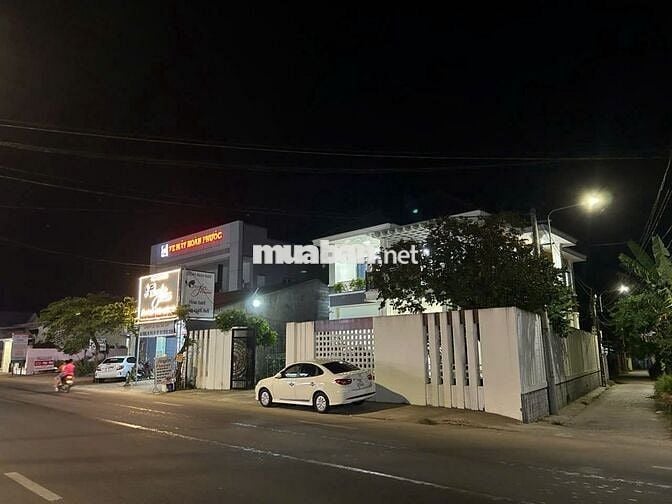 Biệt thự vườn 265 m2, 2 mặt tiền, sân vườn rộng ngay trung biển Mỹ Khê