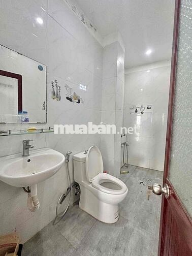 Nhà trệt 2 lầu 4PN đường Trần Bạch Đằng (đối diện ĐHYD) 18tr (tl)