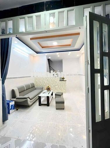 Nhà Đúc 2 Tầng - DT: 4x8 (32m2) - Đường Xe Hơi - Cạnh Ngã Tư Bốn Xã