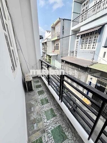 Nhà Đúc 2 Tầng - DT: 4x8 (32m2) - Đường Xe Hơi - Cạnh Ngã Tư Bốn Xã