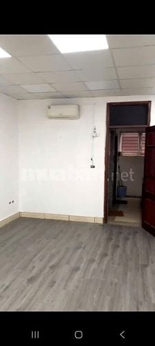 Cho thuê tầng 3 nhà mặt phố Nguyễn Văn Huyên, Cầu Giấy, DT 70m2 thông 