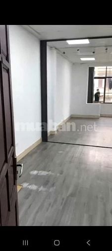 Cho thuê tầng 3 nhà mặt phố Nguyễn Văn Huyên, Cầu Giấy, DT 70m2 thông 