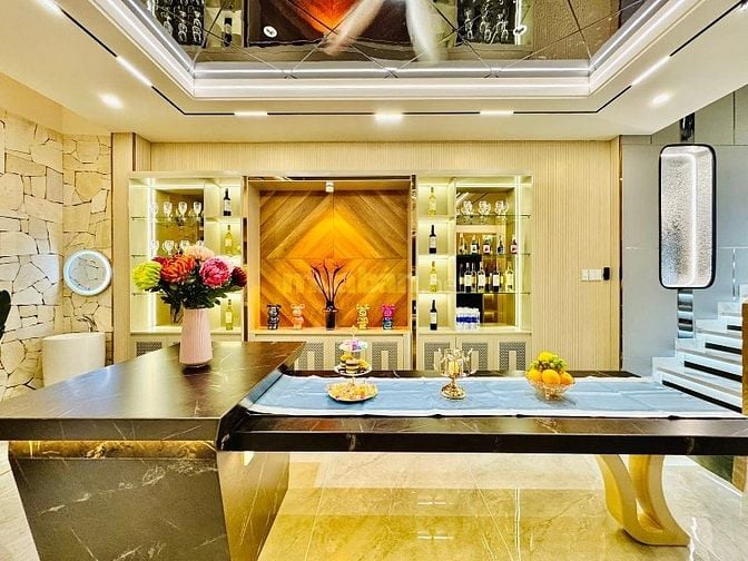 NÉT CĂNG!!! Tuyệt phẩm 5 Lầu THANG MÁY gara đậu 2 xe hơi Quang Trung