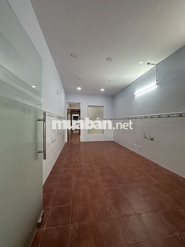 Cho nhà nguyên căn hẻm rộng đường CMT8 Quận 3