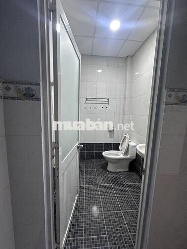 Cho nhà nguyên căn hẻm rộng đường CMT8 Quận 3