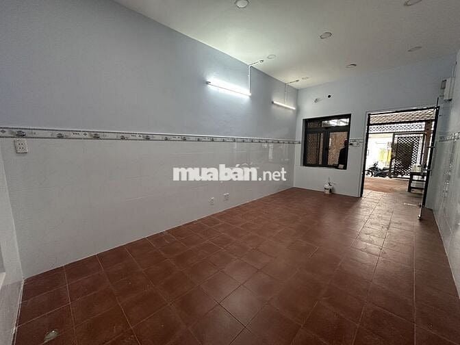 Cho nhà nguyên căn hẻm rộng đường CMT8 Quận 3