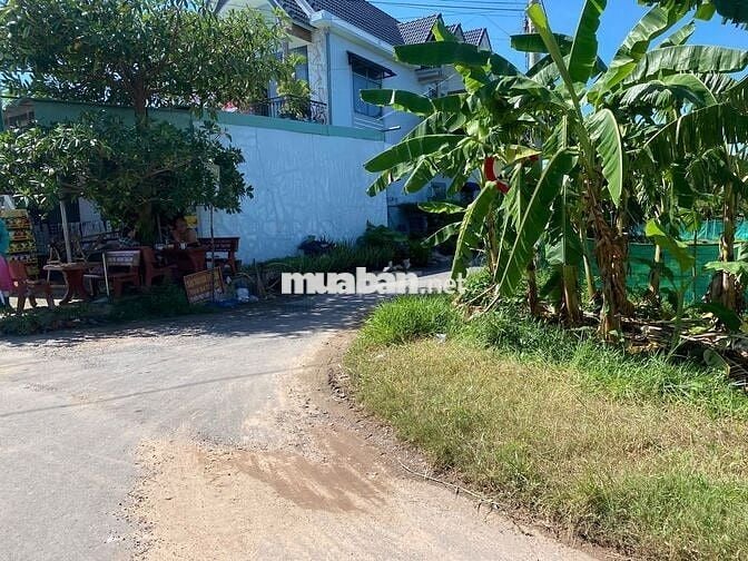Tôi cần bán lô đất ngay chợ Trảng Bàng ngang 10m giá 300tr sổ hồng