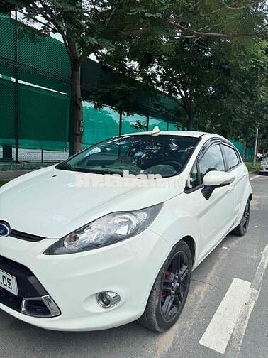 Ford Fiesta 2013 1.6 AT Hatchback - 100000 km