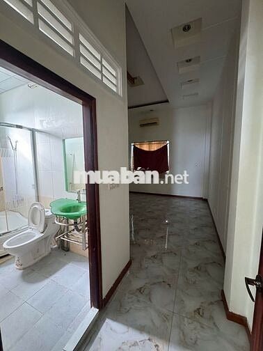 Cho thuê nhà 1 trệt 2 lầu mặt tiền đường trần hoàng na