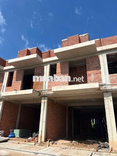 nhà phố thương mại , diện tích 5x14 . 2 phòng ngủ , mặt tiền ĐẠI LỘ