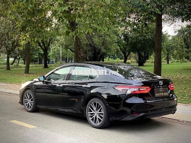 Toyota Camry 2022 2.0Q Đen/Kem 11 ngàn KM Lướt
