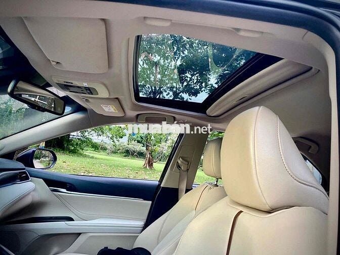Toyota Camry 2022 2.0Q Đen/Kem 11 ngàn KM Lướt