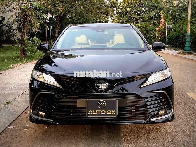 Toyota Camry 2022 2.0Q Đen/Kem 11 ngàn KM Lướt
