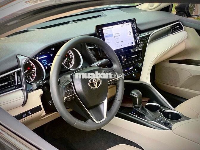 Toyota Camry 2022 2.0Q Đen/Kem 11 ngàn KM Lướt