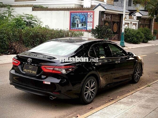 Toyota Camry 2022 2.0Q Đen/Kem 11 ngàn KM Lướt
