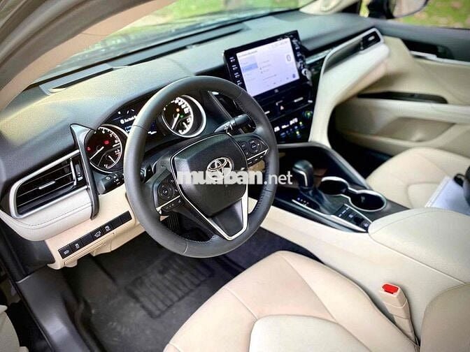 Toyota Camry 2022 2.0Q Đen/Kem 11 ngàn KM Lướt