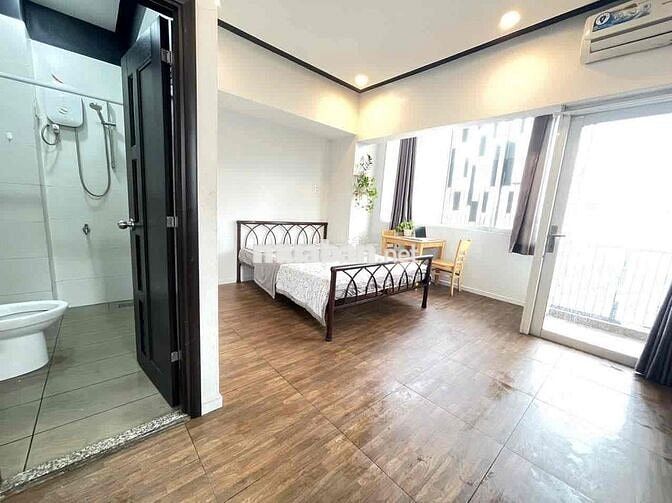STUDIO BAN CÔNG CỬA SỔ TRỜI FULL NỘI THẤT NGAY IUH